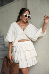 Aec Prive Mykonos beyaz etek ile uyumlu, şık bluz ve büyük hasır çanta ile yaz kombinasyonu