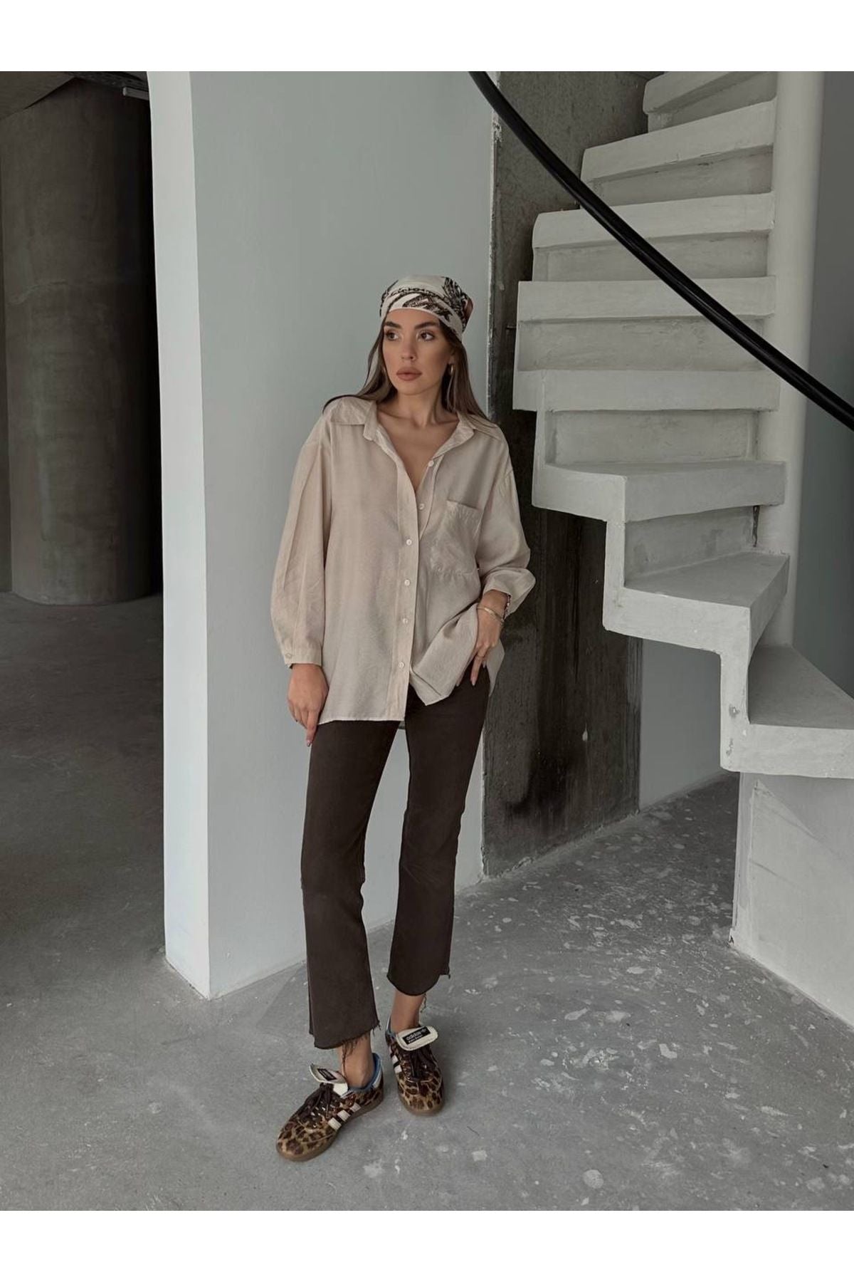 Aec Prive oversize kadın gömlek ile şık görünüm, kahverengi pantolon ve desenli başlıkla kombinlenmiş