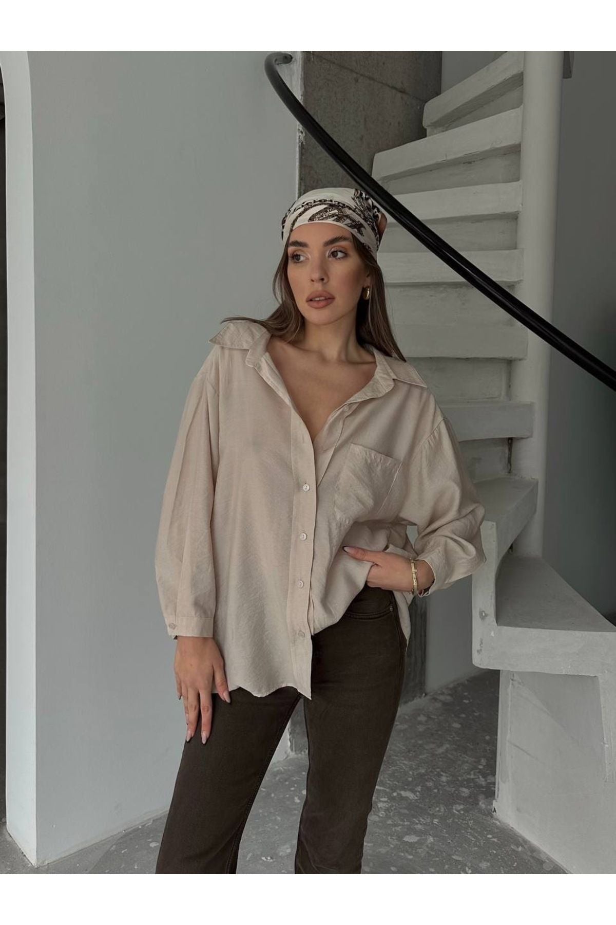 Aec Prive'nin oversize kadın gömlek modeli, şık ve rahat bir görünüm sunuyor.