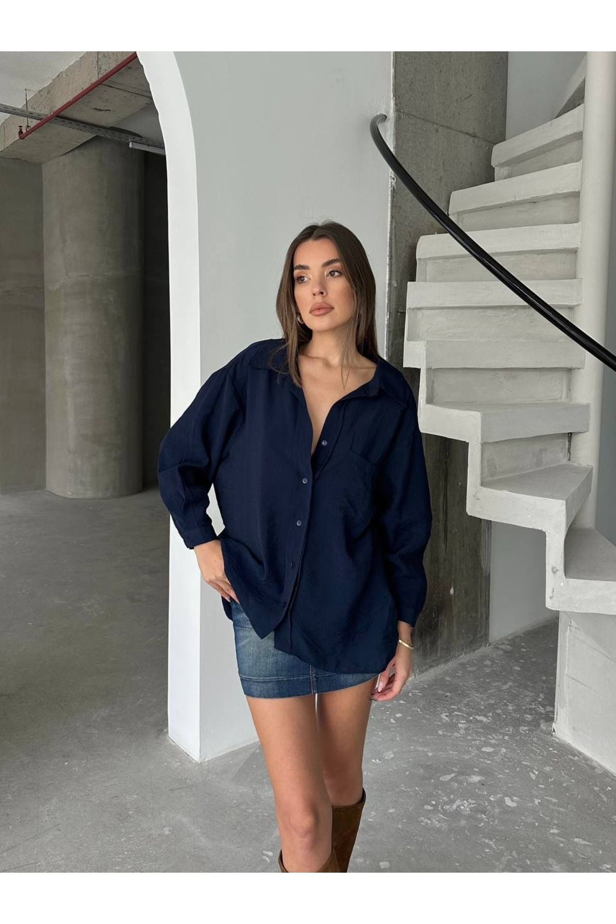 Aec Prive Oversize kadın gömlek lacivert rengi ile rahat ve şık yaz kombinleri için ideal
