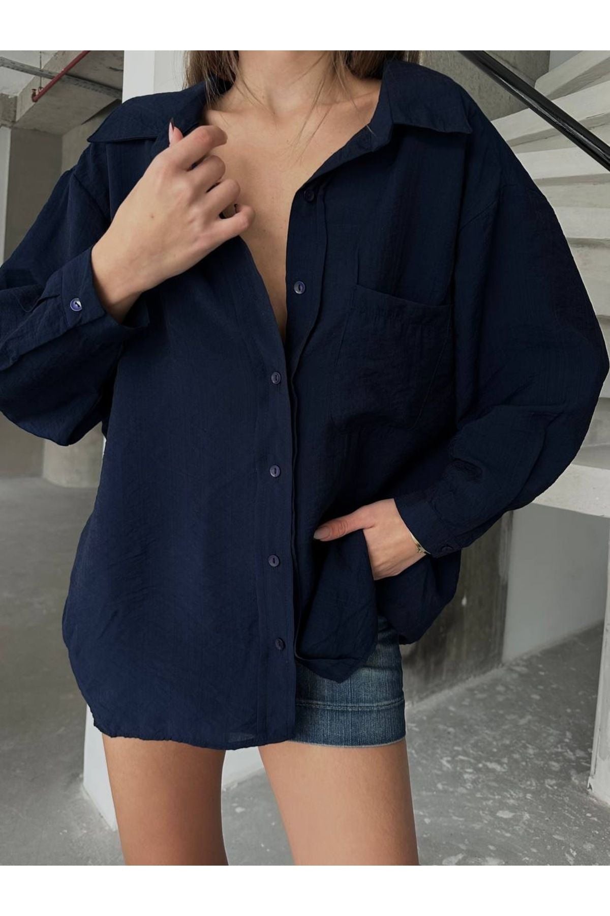 Aec Prive oversize kadın gömlek, lacivert rengiyle rahat bir stil sunuyor.