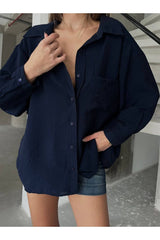Aec Prive oversize kadın gömlek, lacivert rengiyle rahat bir stil sunuyor.