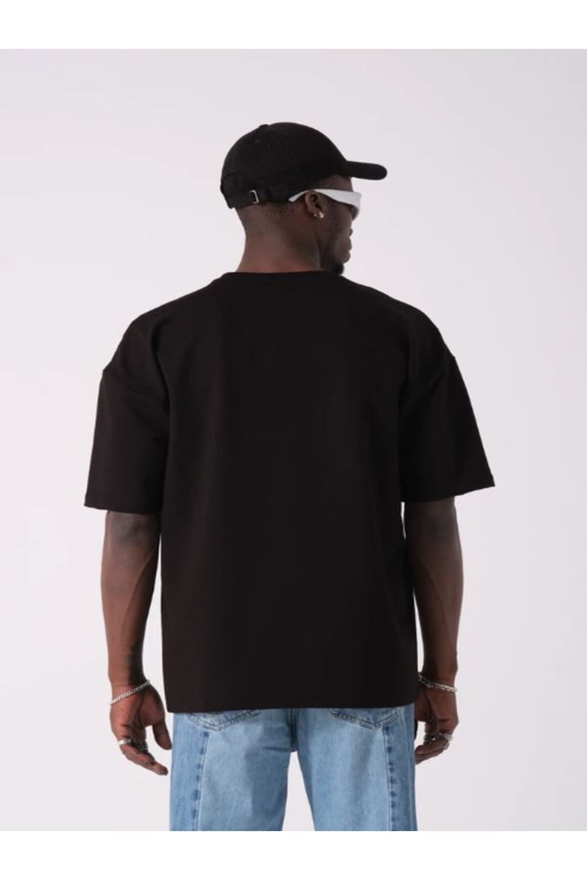 Aec Prive oversize siyah tişört arka görünümü ile şık ve rahat bir moda seçeneği