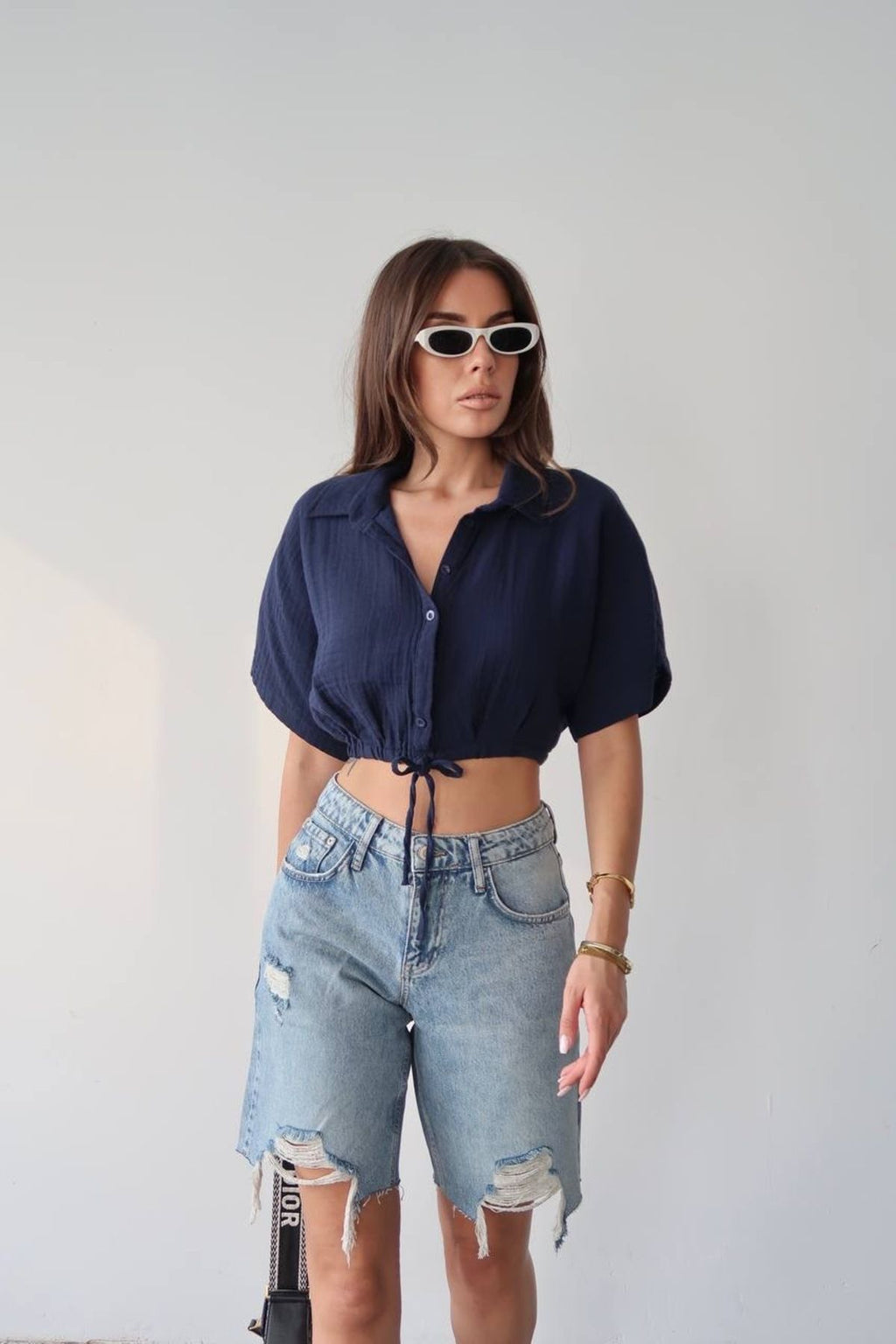 Aec Prive özel tasarım kadın bağlamalı gömlek ile uyumlu şort kombini ve güneş gözlüğü