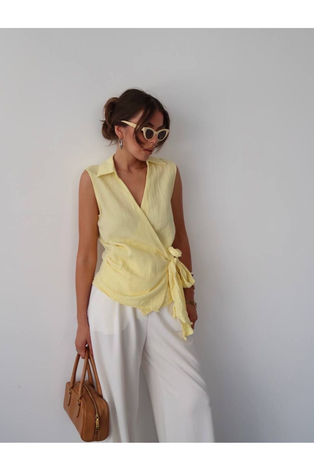Aec Prive özel tasarım kadın gömlek, sarı renkli ve bağlama detayı ile şık bir yaz stili