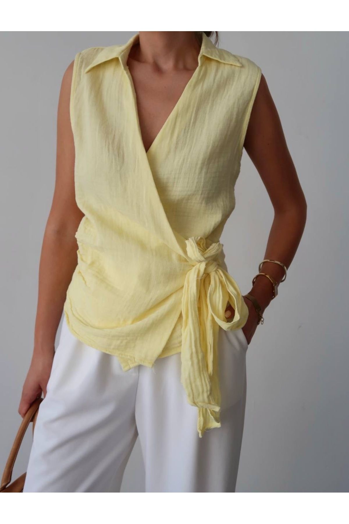 Aec Prive özel tasarım kadın gömlek, sarı renk ve belde bağlama detayıyla şık bir yaz parçası