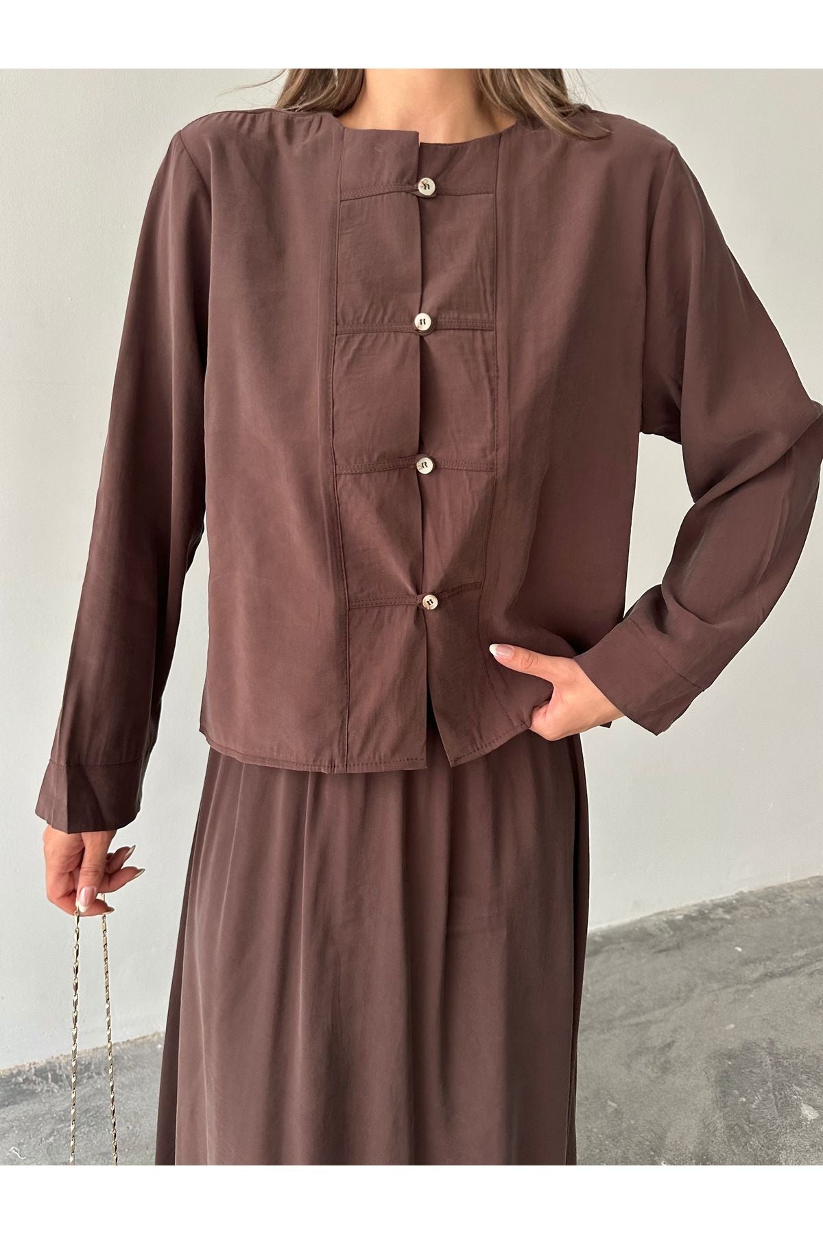 Kahverengi Aec Prive pamuklu kadın bluz pantolon takım, düğmeli ön detaylarıyla şık bir görünüm sunuyor
