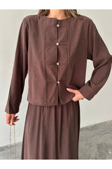 Kahverengi Aec Prive pamuklu kadın bluz pantolon takım, düğmeli ön detaylarıyla şık bir görünüm sunuyor