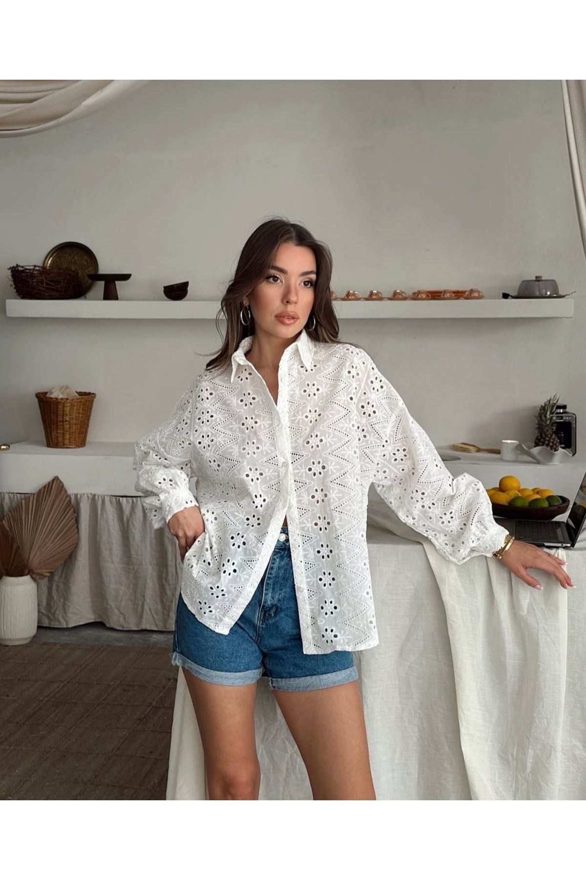 Aec Prive pamuklu kadın gömlek, beyaz dantel detaylı, rahat kesim ile yazlık kombinler için ideal
