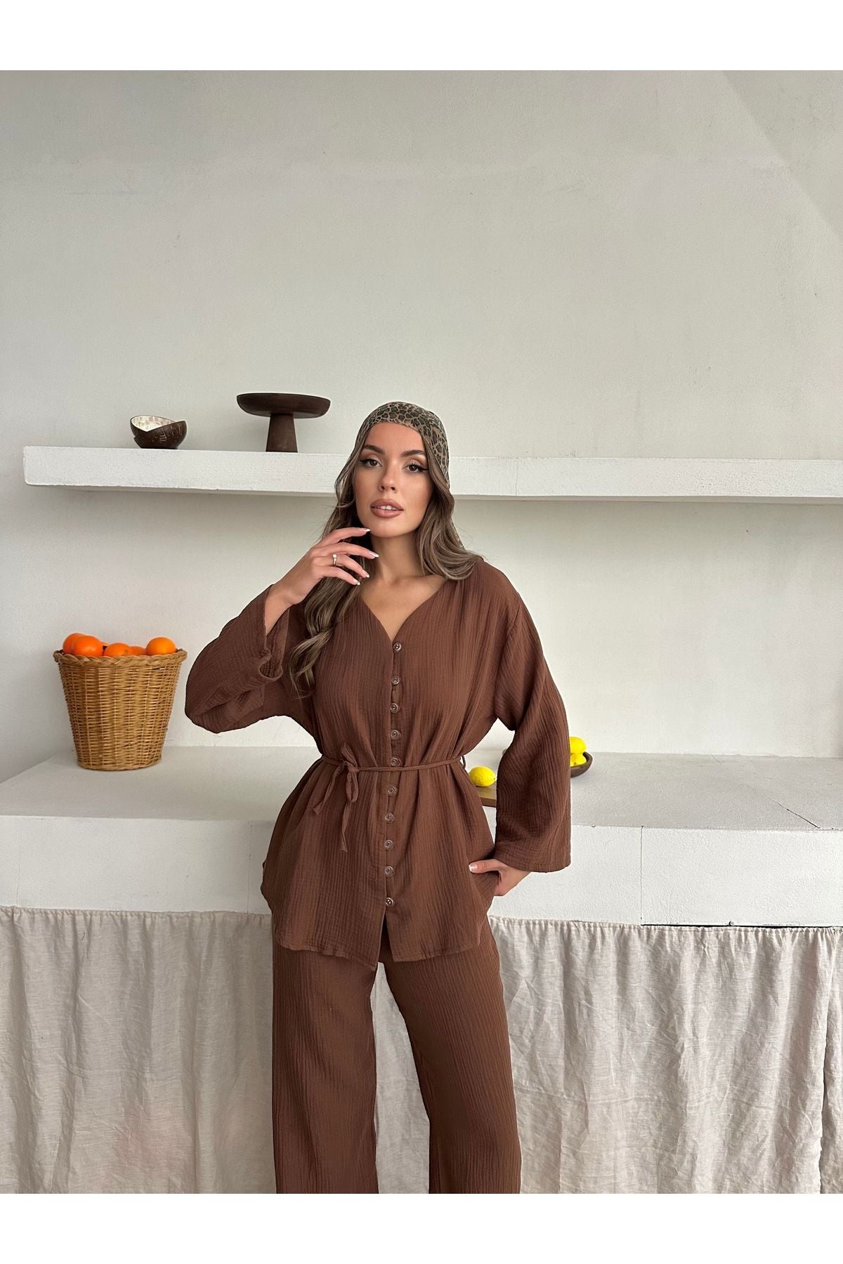 Aec Prive pamuklu kadın gömlek pantolon takım kahverengi, şık ve rahat tasarım ile modern görünüm sunuyor