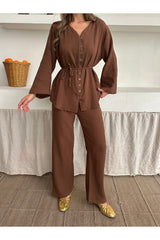 Aec Prive pamuklu kadın gömlek pantolon takım, kahverengi renk ve rahat kesim ile şık bir görünüm sunar.