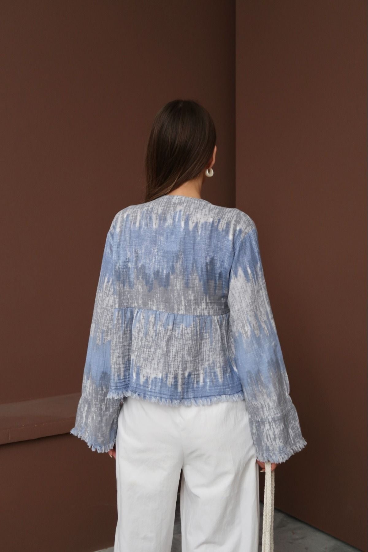 Mavi ve gri tonlarda pamuklu kadın kimona gömlek, rahat bir stil için ideal