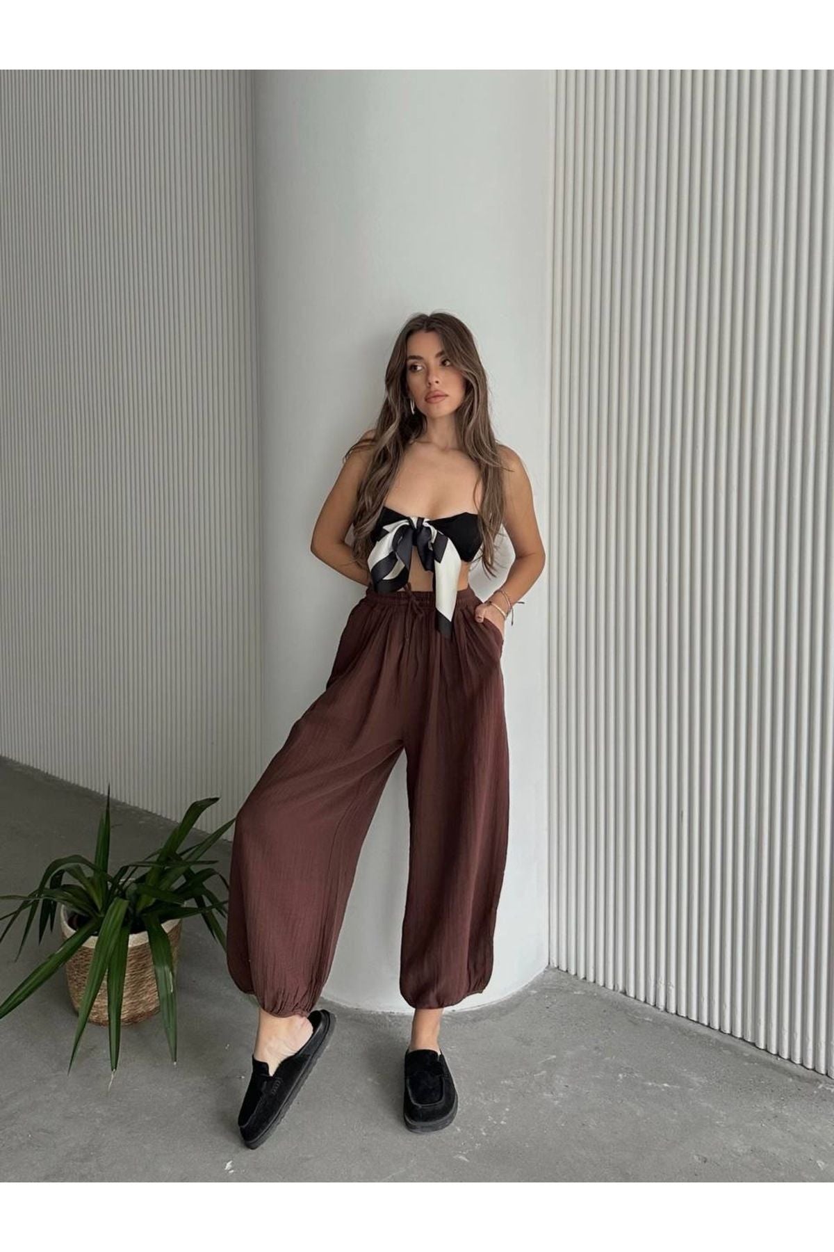 Kahverengi pamuklu müslin şalvar pantolon, şık ve rahat bir görünüm için ideal