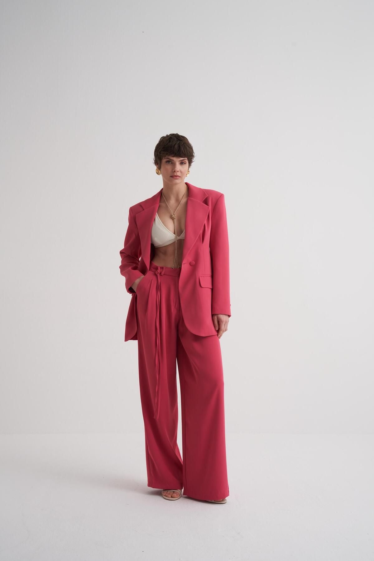 Aec Prive pembe blazer ceket takım, modern kesim ve şık detaylarla sofistike bir görünüm sunuyor