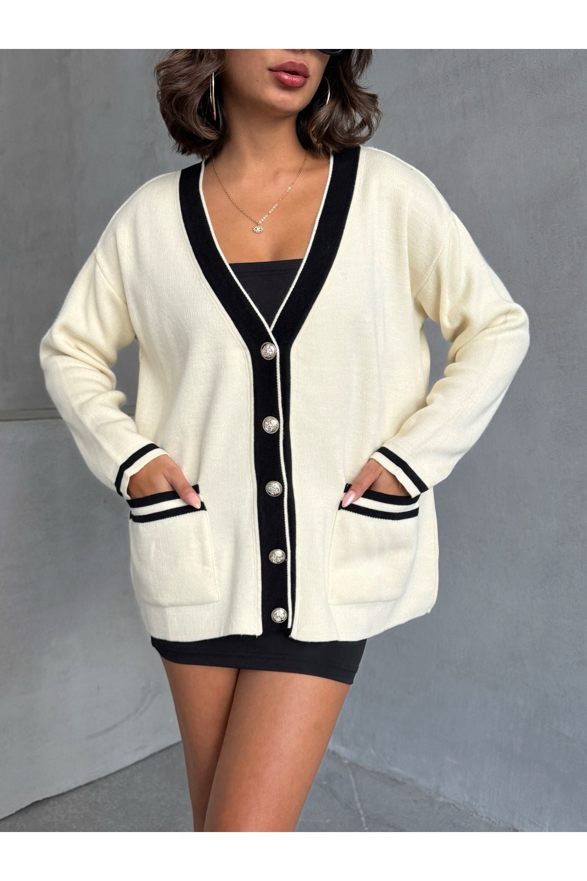 Aec Prive kadın premium hırka, düğmeli ön kısmı ve cepleriyle şık bir görünüme sahip