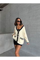 Aec Prive kadın premium hırka, beyaz ve siyah detaylarla şık bir tarz sunuyor