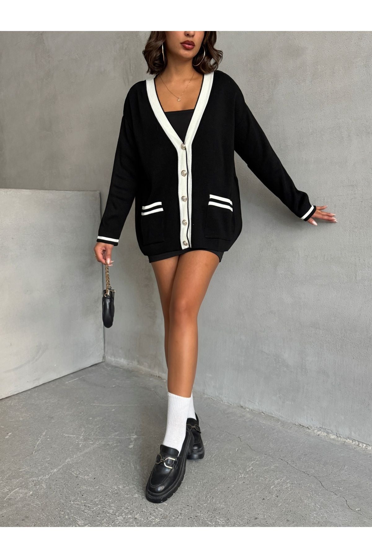 Aec Prive kadın premium hırka, şık düğmeler ve kontrast detaylarla modern bir görünüm sunuyor