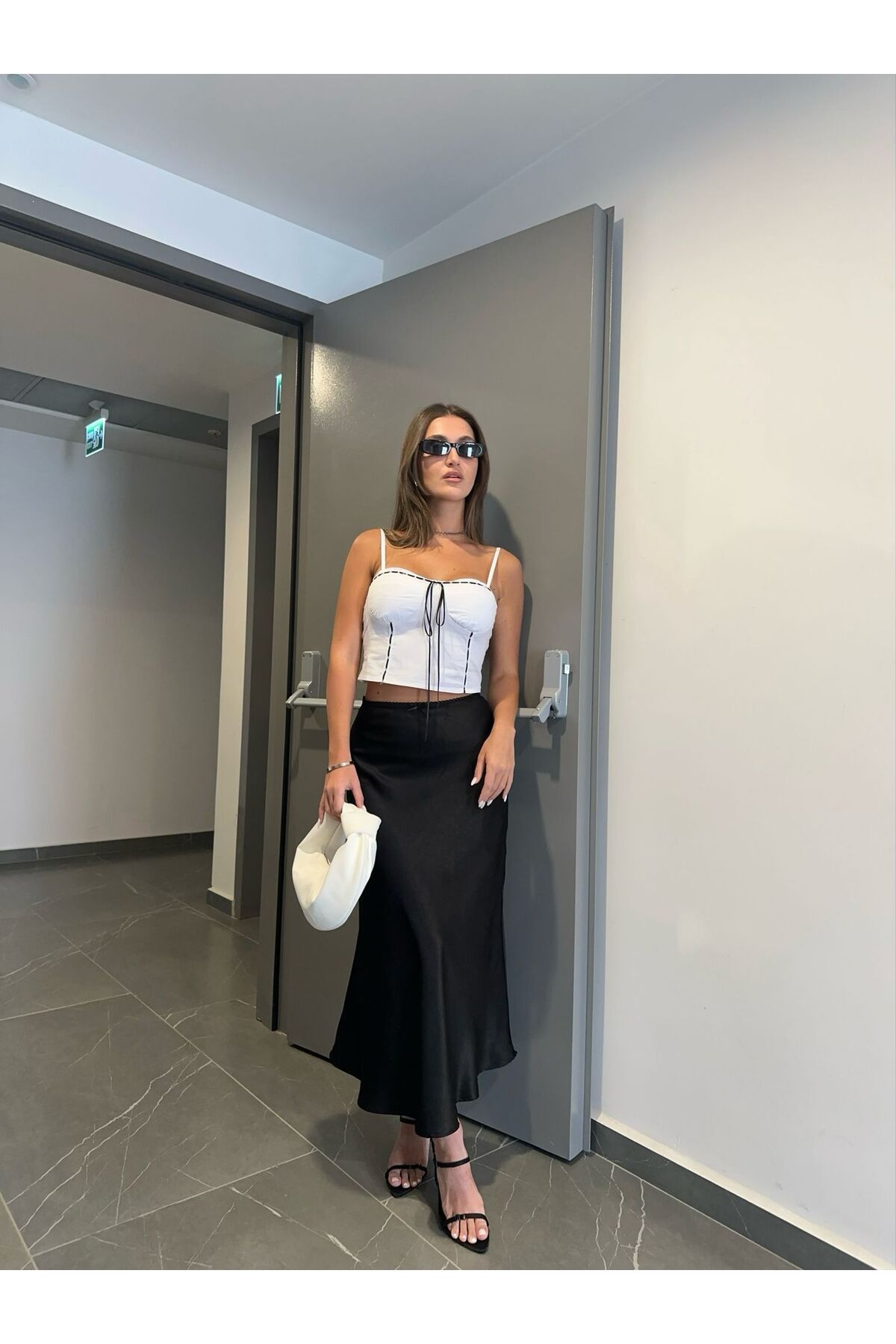 Aec Prive premium kalite kadın crop üst, şık bir siyah etekle kombinlenmiş modern bir görünüm