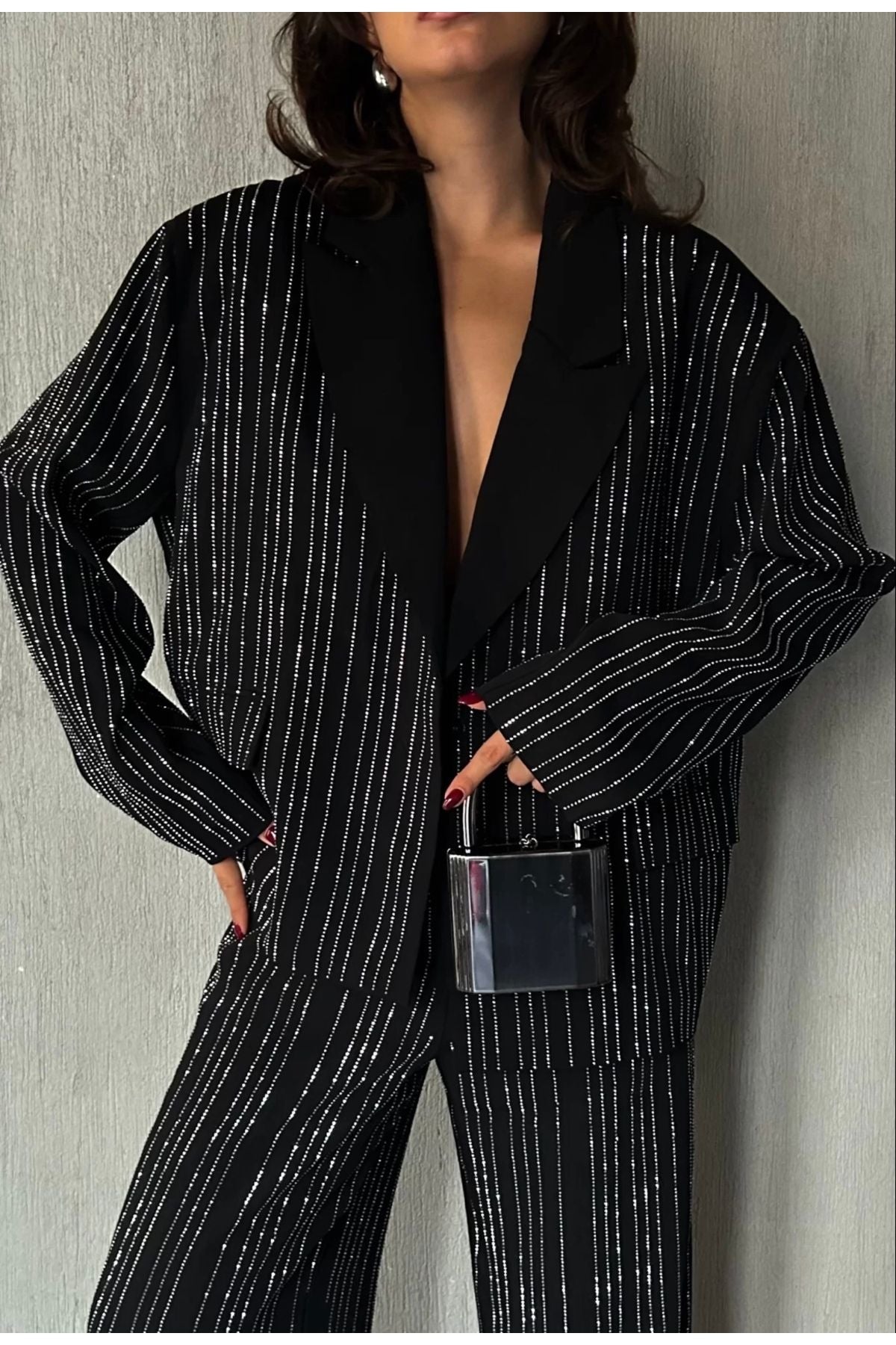 Aec Prive premium kalite şık kadın takım elbise, modern çizgili tasarım ve rahat kesim ile uygun kombin imkanı sunar.