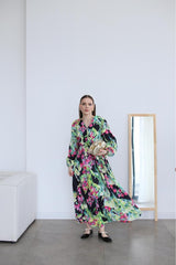 Aec Prive renkli pamuklu kadın elbise ile stil sahibi kadın, modern iç mekan tasarımında poz veriyor