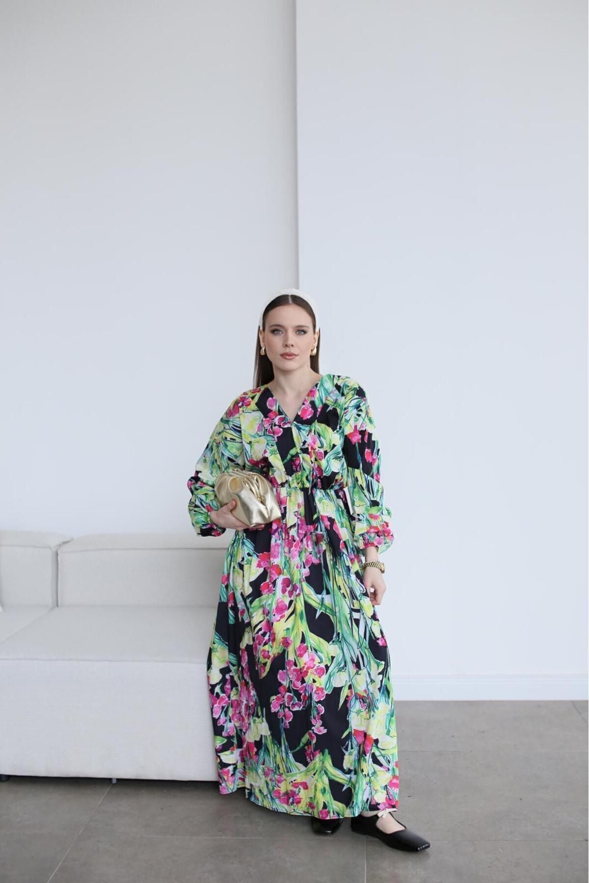 Aec Prive renkli pamuklu kadın elbise, çiçek desenleriyle zarif ve rahat bir yaz stili sunuyor.