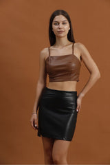 Aec Prive şardonlu deri etek ile şık bir görünüm sergileyen model