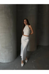 Aec Prive saten etek yeni sezon, zarif beyaz saten etek ve şık bluz ile kombinlenmiş