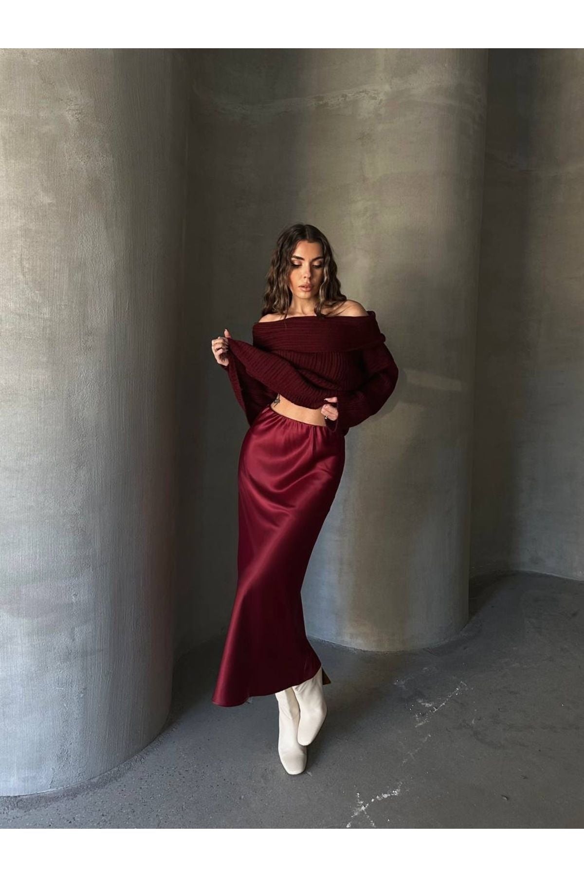 Bordo saten etek yeni sezon ve off-shoulder bluz ile şık kombine edilmiş kadın elbisesi