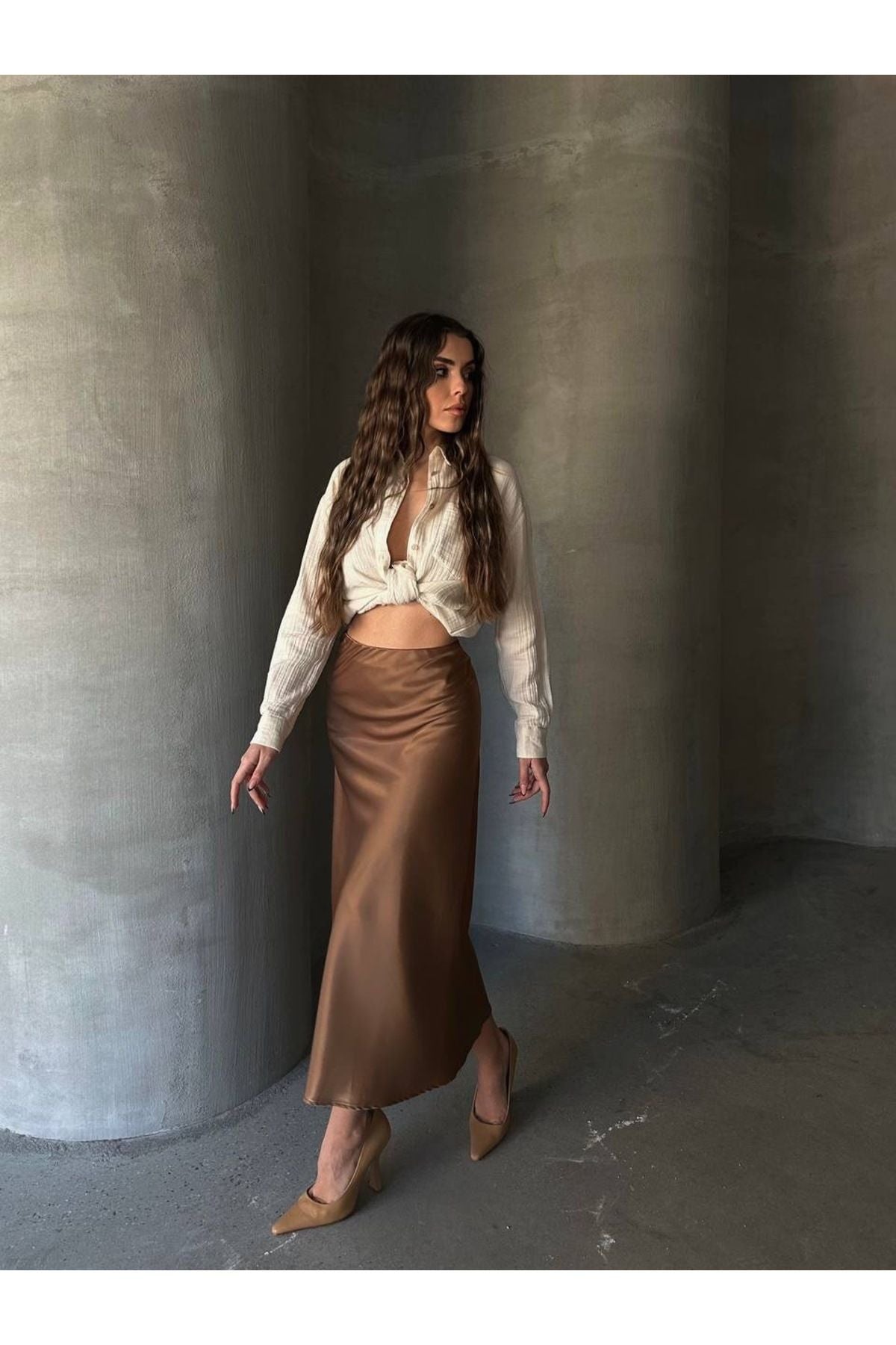 Aec Prive saten etek yeni sezon, şık bluz ile kombinlenmiş zarif görünüm