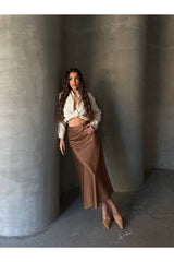 Aec Prive saten etek yeni sezon, kahverengi tonlarda zarif ve şık bir görünüm sunuyor