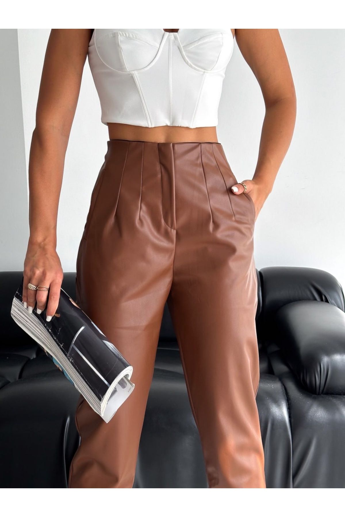 Aec Prive şardonlu siyah deri pantolon, yüksek bel tasarımı ve şık görünümü ile modern bir tarz sunuyor.