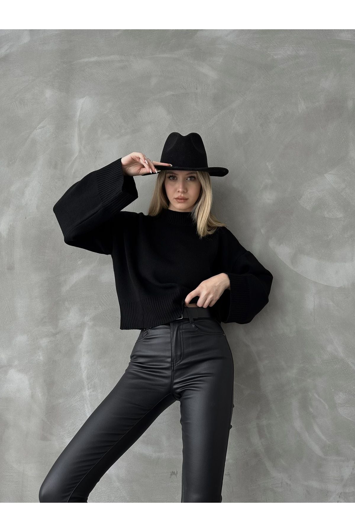 Aec Prive siyah kadın kazak, boğazlı tasarımıyla şık bir görünüm sunuyor