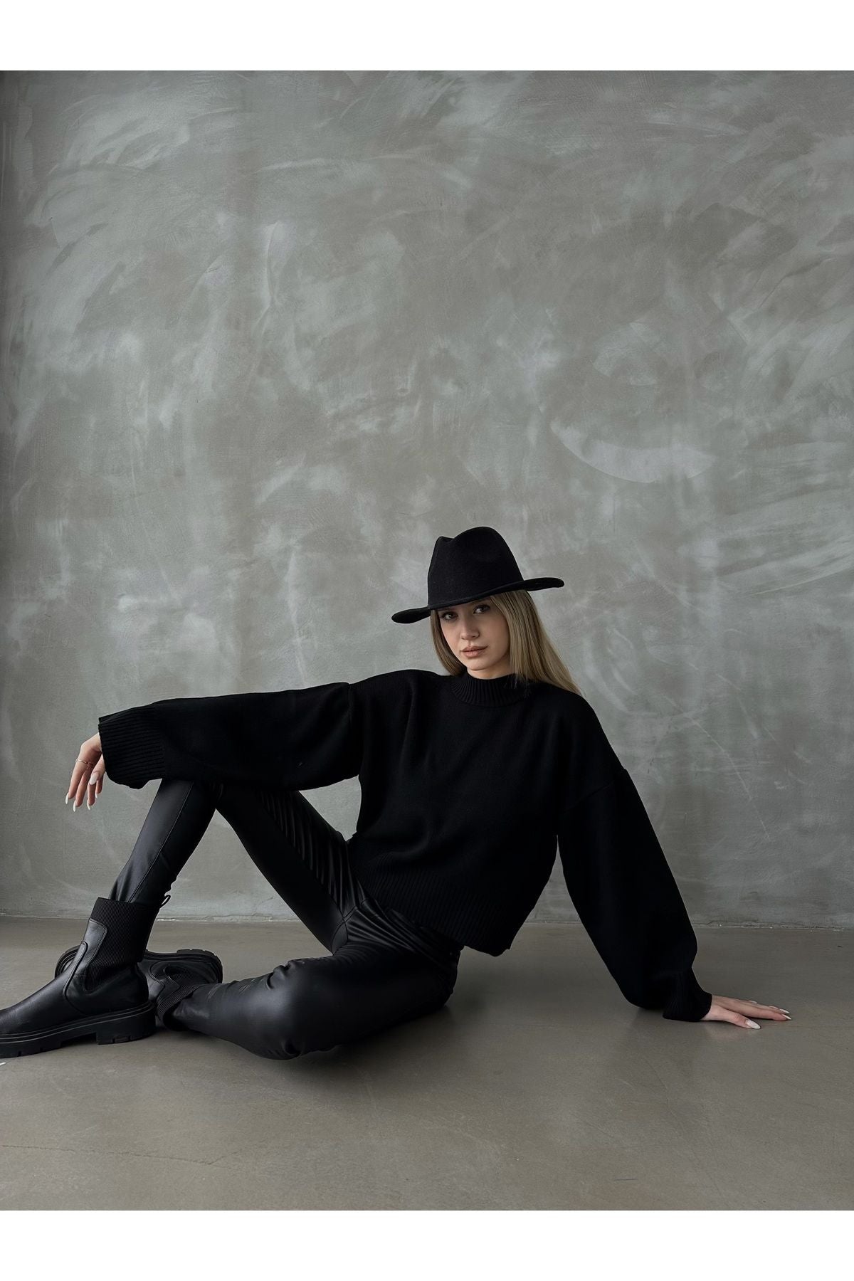 Aec Prive markalı siyah kadın kazak, geniş kollar ve rahat kesim ile modern bir görünüm sunuyor.