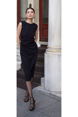 Aec Prive Siyah Midi Elbise Kadın, zarif kesimiyle şık bir görünüm sunuyor.