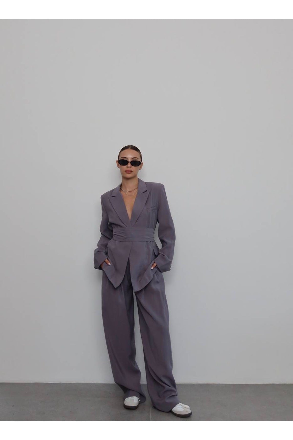 Aec Prive şal detaylı blazer ceket pantolon takım, şık bir görünüm için geniş paçalı pantolon ile kombinlenmiştir