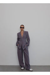 Aec Prive şal detaylı blazer ceket pantolon takım, şık bir görünüm için geniş paçalı pantolon ile kombinlenmiştir