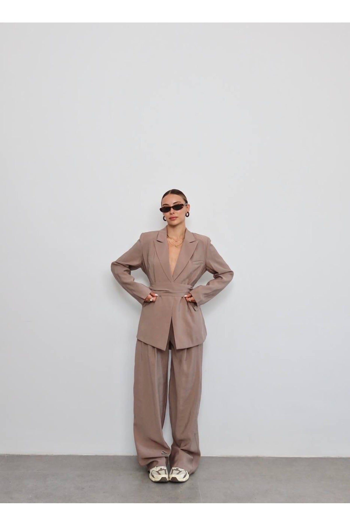 Aec Prive şal detaylı blazer ceket pantolon takım, şık görünümüyle modern tasarım arayanlar için ideal.