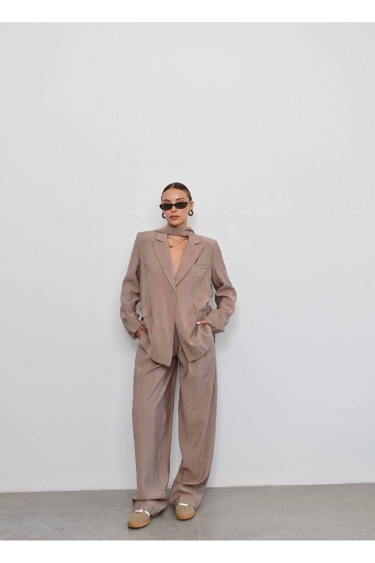 Aec Prive şal detaylı blazer ceket pantolon takım, modern tasarım ve rahat kesimle şık bir görünüm sunar.