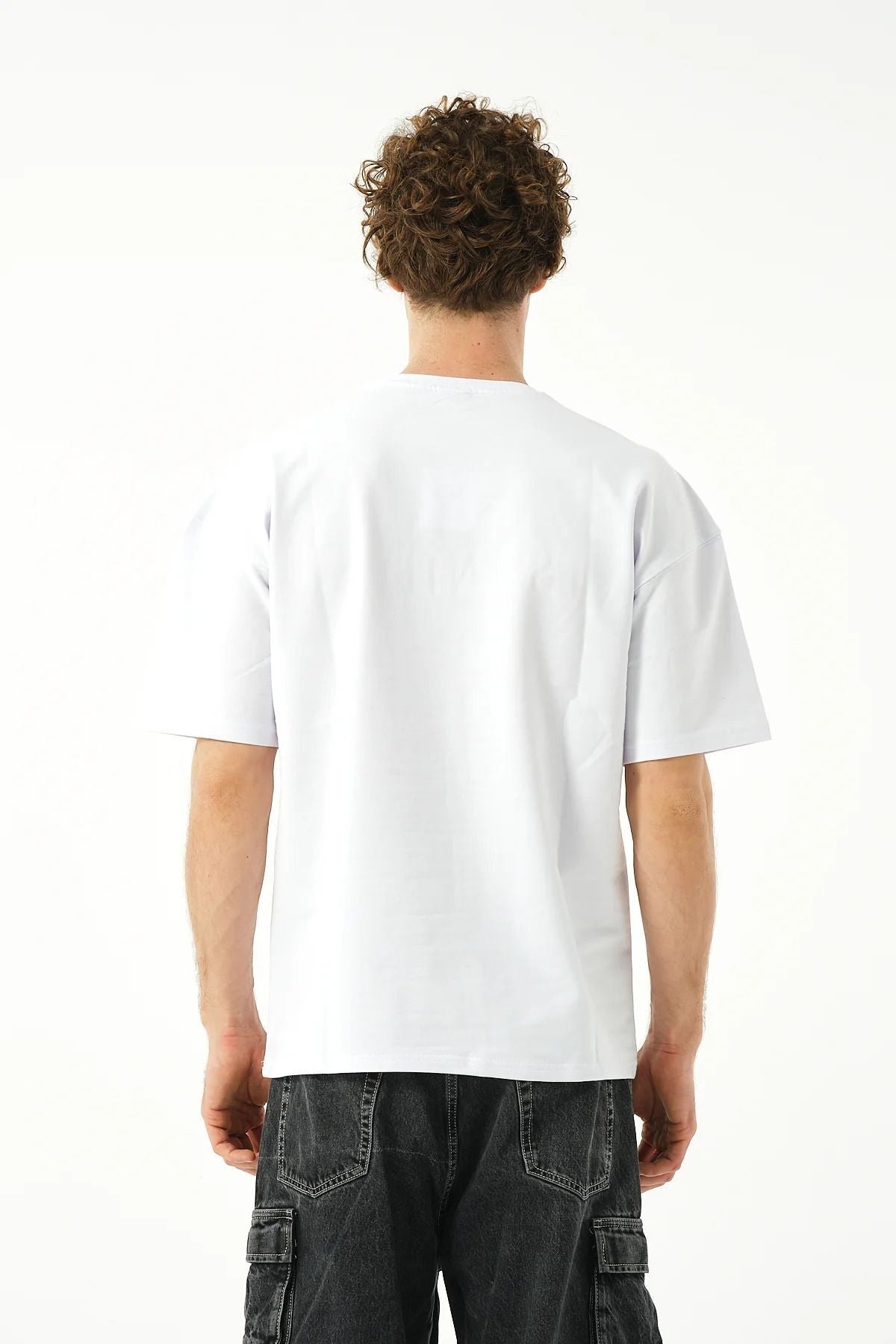 Aec Prive unisex oversize t-shirt, beyaz renkte rahat kesim ve şık tasarım