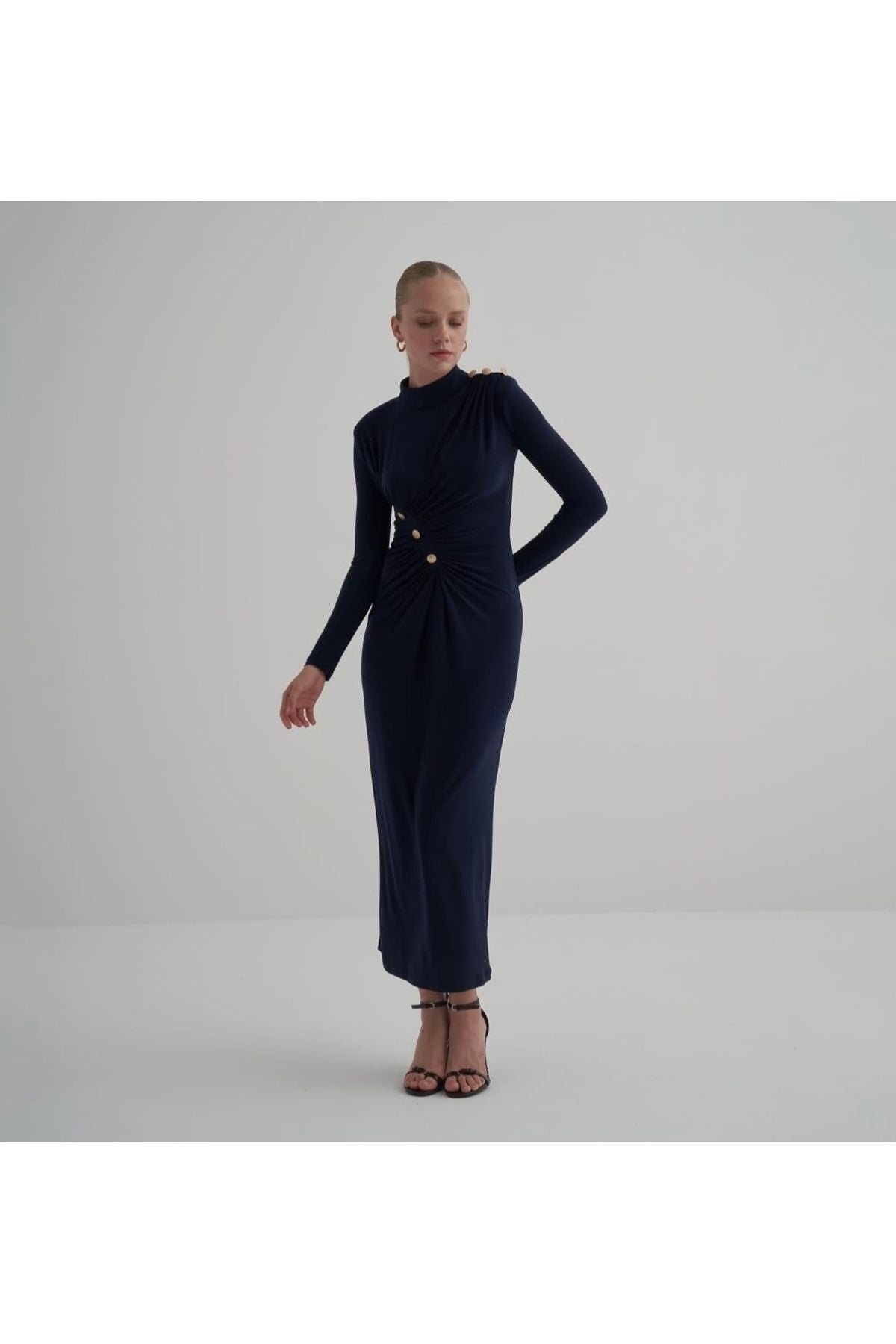 Aec Prive düğme detaylı uzun elbise, zarif bir görünüm sunarak şıklığı bir araya getiriyor