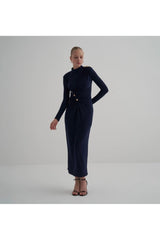 Aec Prive düğme detaylı uzun elbise, zarif bir görünüm sunarak şıklığı bir araya getiriyor