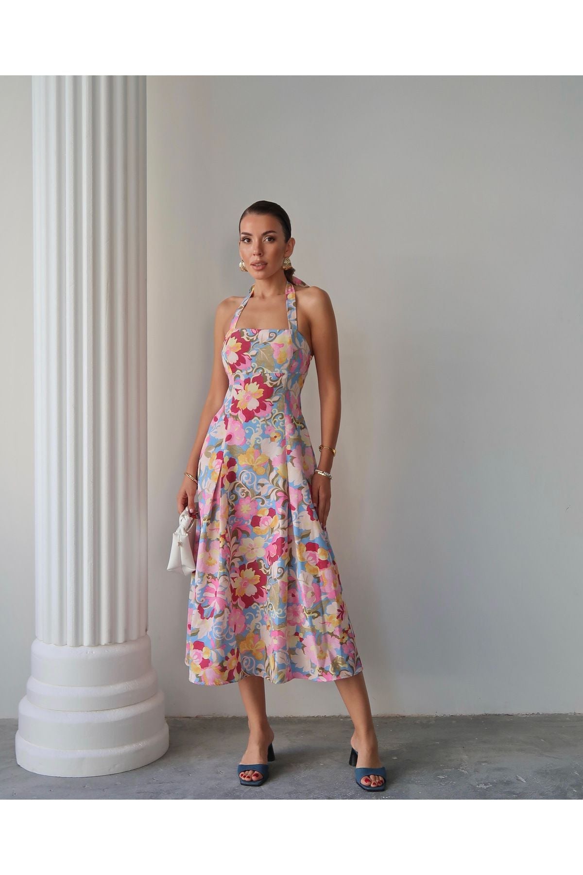 Aec Prive uzun keten kadın elbise, çiçek desenli ve yaz tarzında şık bir tasarım.