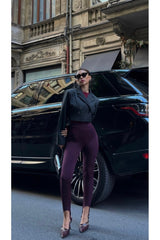 Aec Prive vücut saran korse tayt ile şık bir kombin, siyah ceket ve gözlükle tamamlanmış