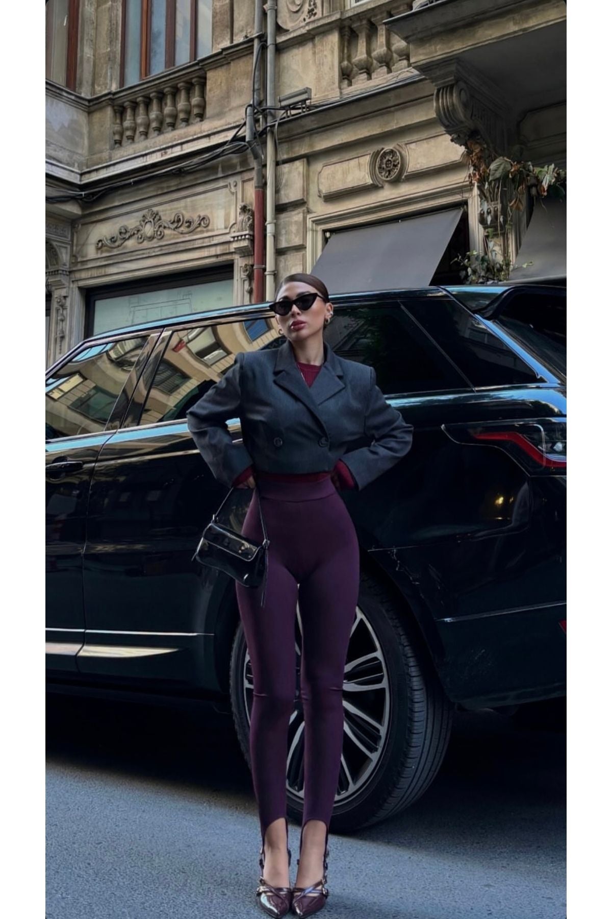 Aec Prive vücut saran korse tayt ile uyumlu şık bir ceket giymiş kadın şehirde duruyor