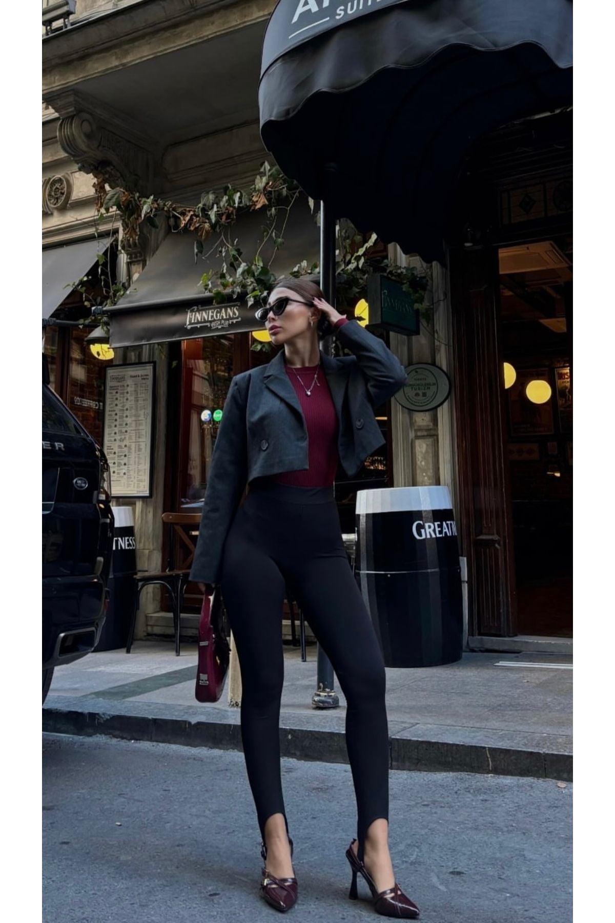 Aec Prive vücut saran korse tayt ile şık bir kombin, şık bir caddede yürüyen kadın model