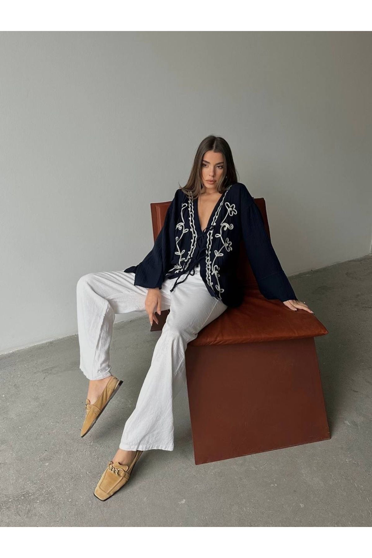 Aec Prive yazlık müslin kimono gömlek, şık dantel detaylarıyla modern yaz modasına uyum sağlıyor