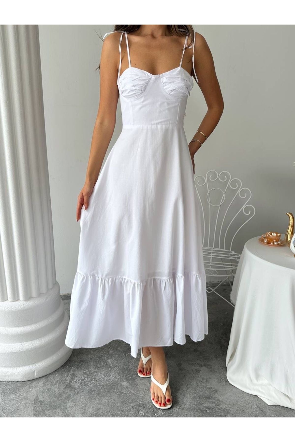 Aec Prive beyaz yazlık uzun elbise, şık askıları ve volan detaylarıyla yaz ayları için ideal