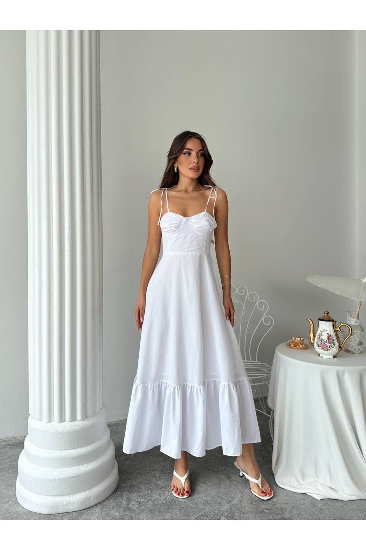 Aec Prive yazlık uzun elbise, beyaz rengi ve şık kesimiyle sıcak havalarda rahat bir seçenek