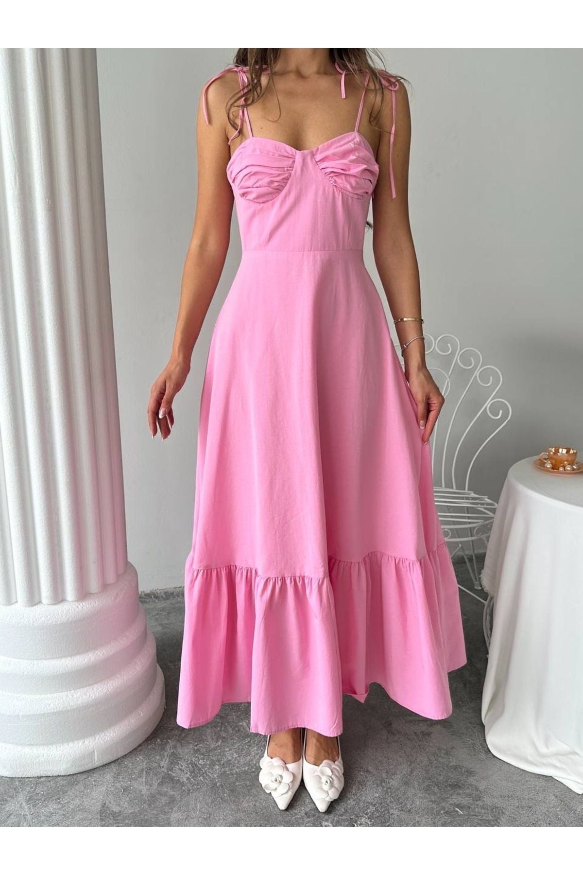Aec Prive yazlık uzun elbise, pembe rengi ve volanlı etek detaylarıyla yaz günleri için ideal.