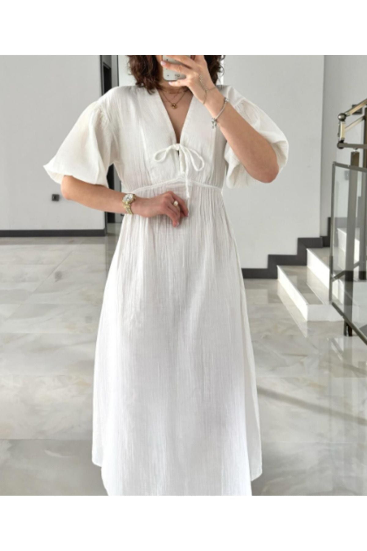 Aec Prive marka beyaz yazlık uzun kadın elbise, belde bağcık detaylı, şık ve rahat tasarım.
